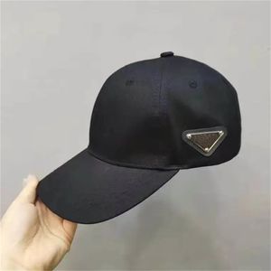 Casquette de baseball de mode de marque de haute qualité Casquette de sport design pour hommes et femmes couleur noir et blanc type de carte réglable chapeau 2023 nouveau stock