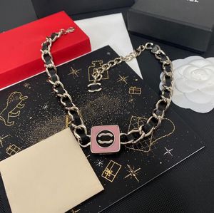 Hoge kwaliteit messing materiaal chokers kettingen mode ontwerper merk brief stalen zegel ketting vierkante lederen ketting trui ketting paar verjaardagscadeau sieraden