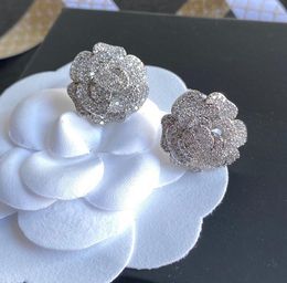 Material de latón de alta calidad Pendientes chapados en plata Encanto Mujer Chica Diseñador de marca Letra Sello de acero Forma de flor Circón con incrustaciones de boda