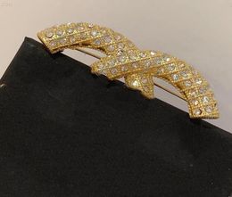 Broche de alta calidad Clásico Doble Carta Diseñador Incrustaciones de diamantes Pasadores Moda Joyería de lujo Todo Lc15 2022s2255260