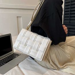 Bolso de mensajero Cassette Botegss Ventss de alta calidad a la venta para mujeres y hombres 2023 Verano Nueva moda Bolso tejido para mujer Tendencia Simple Fashionab con logotipo real