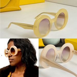 Lunettes de soleil de piste de mode circulaires de haute qualité pour hommes et femmes avec monture de style hip-hop en tôle incurvée et décoration de symbole de lettre en métal sur les tempes 40089 fête