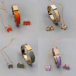 Hoge kwaliteit klassieke armband ketting oorbellen designer sieraden set dames luxe design armband roestvrij stalen armbanden sieraden voor dames 18K verguld.