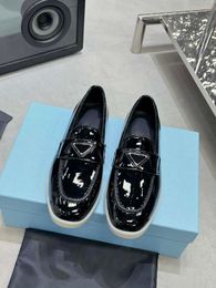 Hoge kwaliteit klassieke slippers ontwerper ronde kop Baotou halve pantoffels damesschoenen platte bodem lederen cover Lefu schoenen
