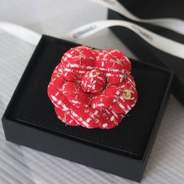 Decoración de marcas de lujo de alta calidad Broche de flores de camelia para mujeres Red Black Black Shinny Jewelry Fiesta con caja