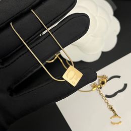 Collier de marque de cuivre de haute qualité Collier de marque Pendre Chaîne Femme Femmes Gold Colliers en acier inoxydable Pendants Diamond Pendants Voguish Jewelry Gift