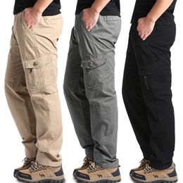 Hoogwaardige katoenen heren vrachtbroek casual losse multi -pocky militaire lange broek voor mannelijke joggers maat 5xl 6xl 240422
