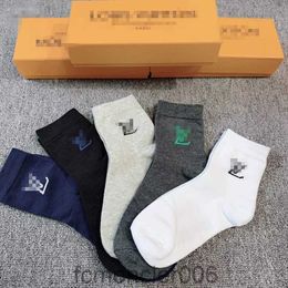 Chaussettes de sport en coton de haute qualité avec basket-ball rayé de style rue pour hommes et femmes 5 pièces/pièce Ezryhz QRPF