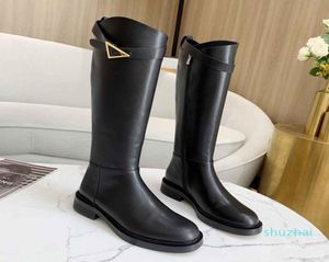 Boots de genou de la vache de haute qualité Noir en cuir réel talons plats triangle Boucle de ceinture longue botte femme Designer Chaussures d'hiver5982882