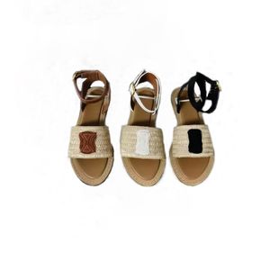Sandale en peau de vache de haute qualité Candy 3Color Flats Chaussures Designer de loisirs pour femmes Outdoor Luxury Slipper Women's Flat Bottom Comfort Sand Beach Sandals 35-40
