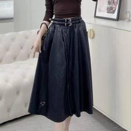 Designer haute qualité Triangle longueur jupe en cuir mode taille haute ceinture grande jupe jupe en cuir