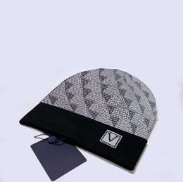 Bonnet de haute qualité Lettre classique Bonnet tricoté Caps pour hommes Femmes Automne Hiver Chaud Épais Laine Broderie Chapeau Froid Couple Mode Street Hats V22