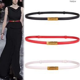 Cinturón de diseño de alta calidad Mujeres Cinturón pequeño que combina diferentes tipos de vestimenta para mujeres Ancho de vaca de cuero genuino 1,4 cm Hebilla de la aleación Mujeres Cinturones de diseñadores