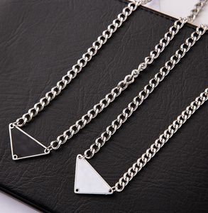 Hoogwaardige Designer Brand Triangle Letter Kettingen Verklaring Titanium stalen hanger ketting ketting Men vrouwen unisex sieraden accessoires cadeau