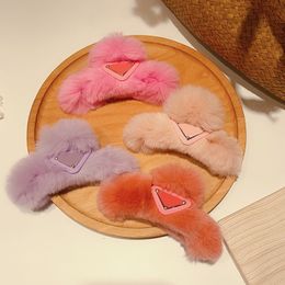 Diseñador de alta calidad Candy Color Pein Cleth Moda Bedpins Cape de tiburón lindo Letras Furry Winter Warm Hair Pins 16 Estilo