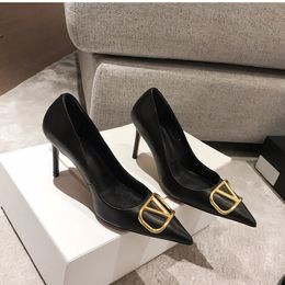 Designer de haute qualité en cuir authentique en cuir en cuir oral sandales dorées pour femmes pompes chaussures habillées talons de luxe pour femmes