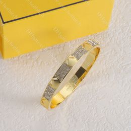 Bracelets en or de haute qualité pour femmes Bracelet de luxe Bracelet Classic Titanium Steel Not Fading Bangle Ladies Birthday Jewelry Gift