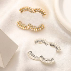Hoge kwaliteit designer sieraden broches sieraden accessoires merk brief mannen vrouwen kristal strass parel broche roestvrij staal pak revers pin kerstcadeau