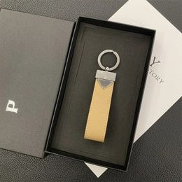 Keychains de diseñador de alta calidad para hombres y mujeres, llaves de logotipo de triángulo de lujo de moda, llaves de carro de aleación de zinc, llaves de regalo de pareja, caja de cinta de 8 colores