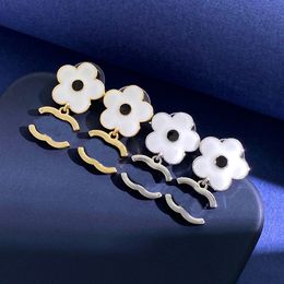 Boucles d'oreilles de luxe de haute qualité de haute qualité Petite personnalité de mode parfum Fleurs blanches Fleurs brillantes Double lettre Agile Studs AAA Quality Moules d'oreilles C02