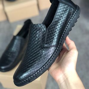 Hoge kwaliteit ontwerper heren jurk schoenen luxe loafers rijden echt lederen Italiaanse slip op zwarte casual schoen ademend met doos 032