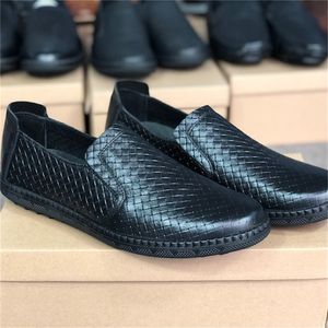 Designer de haute qualité Chaussures habillées pour hommes Mocassins de luxe Conduite en cuir véritable Italien Slip on Black Casual Shoe Respirant Avec Box 051