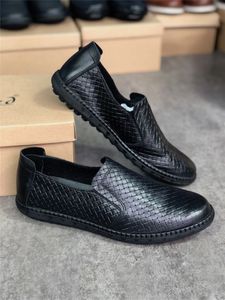 Diseñador de alta calidad Zapatos de vestir para hombre Mocasines de lujo Conducción de cuero genuino Resbalón italiano en zapato casual negro transpirable con caja 055