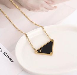 Diseñador de alta calidad P Carta de triángulo invertido Collar Mujeres Joyas de lujo Hip-Hop dulce y fresco Titanium Steel Collarbone Chain Friend Gift