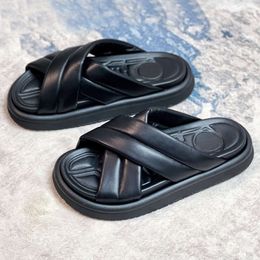Hoogwaardige Designer Glides Leer crossover-riem Sandalen Mannen reliëfschoen Summer Flop Flops Beach schoenen Maat 38-45 met doos 558