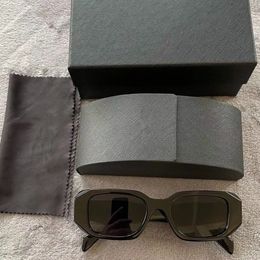 Gafas de sol de diseñador de alta calidad Moda para hombres Goggle Gafas senior para mujeres Marco de anteojos Vintagel Gafas de sol con caja P8679