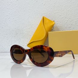 Hoge kwaliteit designer zonnebrillen Heren- en damesmode alles in één Luxe zonnebril Retro cat eye straatfoto zonnebril decoratieve spiegel 2306S