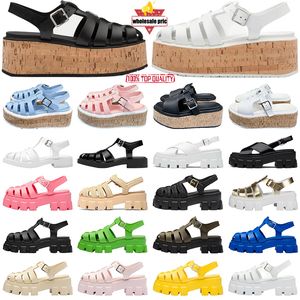 Diseñador de alta calidad Sandalias de goma de espuma para mujer Zapatos de verano monolitos Sandalia con logo de triángulo de metal Calzado de playa retro Sandalias superiores de 5,5 cm 35-40 Envío gratis