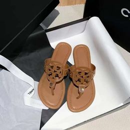 Hoogwaardige designer Dames Sandalen Echte lederen slippers Zomer Luxe platte holle strandfeest Bruiloft Maat 241