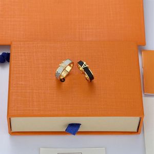 Designers de haute qualité Anneau Luxurys Letter des anneaux pour hommes Fashion Fashion Fashion Classic Jewelry V Square Couple Pair Ring 2 Style257g