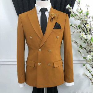 Hoge kwaliteit Double-Breasted Brown Bruidegom Tuxedos Peak Revers GroomsMen Mens Past Bruiloft / Prom / Diner Blazer (Jacket + Pants + Tie) K390