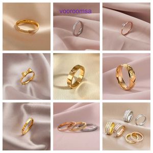 Bagues d'édition de haute qualité Bague en acier titane Carter de luxe léger pour femmes nouveau design haut de gamme style Instagram conservant la couleur non avec boîte d'origine