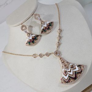 Hoge kwaliteit waaiervormige ketting oorbellen top charme elegantie sieraden set gekleurd emaille voor vrouwen verjaardag banket feestcadeau 240305