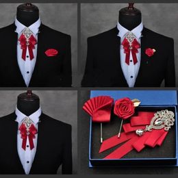 Fashion de haute qualité fait à la main à la main rouge à nœud papillon Collier de mariage Broche Broche de poche serviette carrée Cadeaux pour hommes accessoires 240407