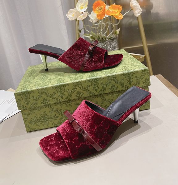 Designer de luxe de haute qualité en velours à une seule chaîne pantoufles carrés toe toetto mules solides pompes estivales ouvertes fines talons hauts fines chaussures de mariage chaussures élégantes