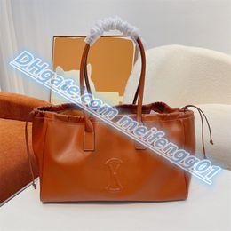 Hoogwaardige mode Luxe handtassen Tas Vrouwen Verwijderbare en verstelbare schouderband Designer Tassen Cross Body Handtas Cabas Triomphe Mini Portemonches Booptas