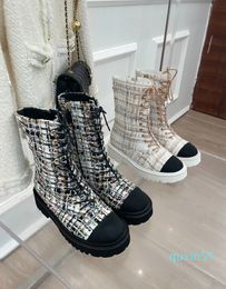 Botas de motocicleta de tobillo de cuero real de canal de pasarela de alta calidad con tacón redondo con punta trenzada a cuadros Otoño Invierno Moda Botas de mujer