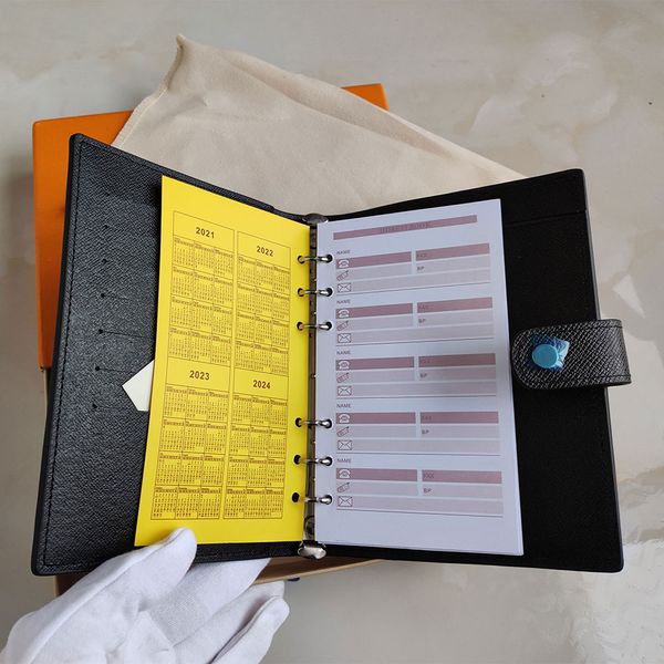 Titular de alta calidad Agenda Cuaderno de notas Cubierta de cuero Diario de cuero con bolsa para el polvo y tarjeta de factura Libros de notas Estilo de moda Anillo de oro para hombre para mujer Titular de tarjetas 2004