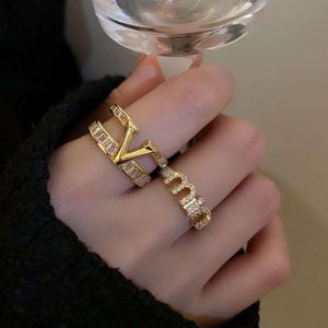 Hoge kwaliteit sieraden V-letter Zirkoon Open Ring voor vrouwen met uniek ontwerp Hoogwaardige wijsvingerring Lichte luxe temperament Staartring Gepersonaliseerde ring