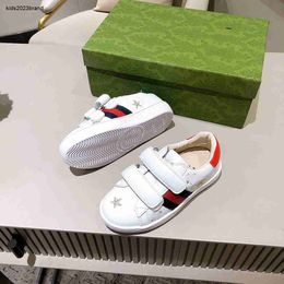 Hoge kwaliteit kinderschoenen ontwerper kind sneakers maat 26-35 geborduurd pentagram insect decoratie baby casual schoenen doos bescherming Aug30