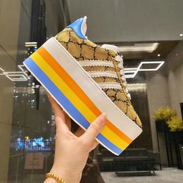 2022 Klassieke Luxe Dames Jurk Schoenen Regenboog Dikke Zool Sneakers Geel Paar Casual TPU Antislip Slijtvaste retro Dames Sandalen