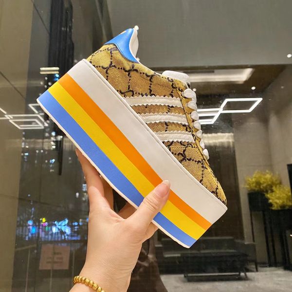 2022 Classique De Luxe Dames Robe Chaussures Arc-En-Ciel Semelle Épaisse Baskets Jaune Couple Casual TPU Antidérapant Résistant À L'usure Rétro Dames Sandales