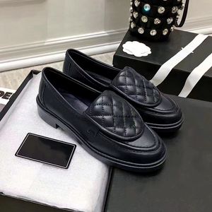 Zapatos casuales de mujer de alta calidad Diseñador de cuero Pequeña fragancia Mocasines a cuadros romboidales Bordado de moda Tacón bajo Cómodo Hebilla Zapato único