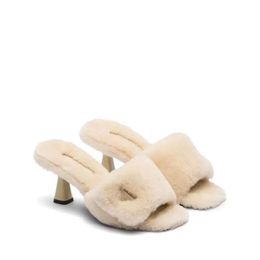 Hoge kwaliteit lamswol pantoffels met middelhoge hakken, muilezels, klassiek driehoekig logo, lederen buitenzool, slippers, dames, luxe ontwerpersschoenen, 34-42, met doos