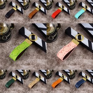 hoge kwaliteit lederen sleutelhanger klassieke prachtige luxe ontwerper auto sleutelhanger zinklegering brief unisex lanyard goud zwart metaal kleine sieraden met doos cadeau 10 kleuren