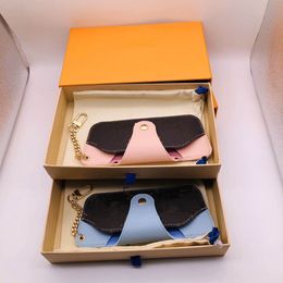 Hoge kwaliteit leer brief legering brillenkoker karabijnhaak sleutelhangers voor minnaar zonnebrillen geval mode-accessoires Supply272A